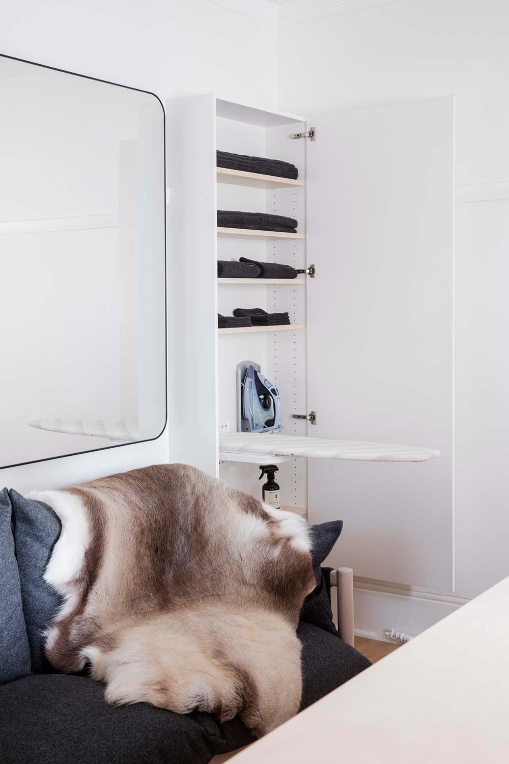 Дизайн интерьера маленькой квартиры в Сиднее - шкура на диване