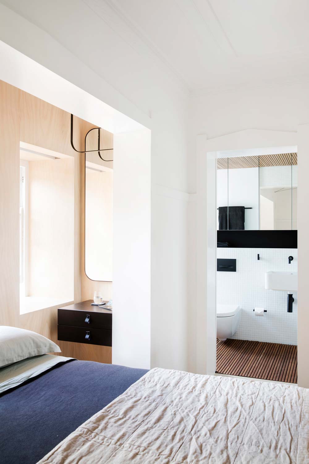 Дизайн интерьера маленькой квартиры в Сиднее - вид на санузел
