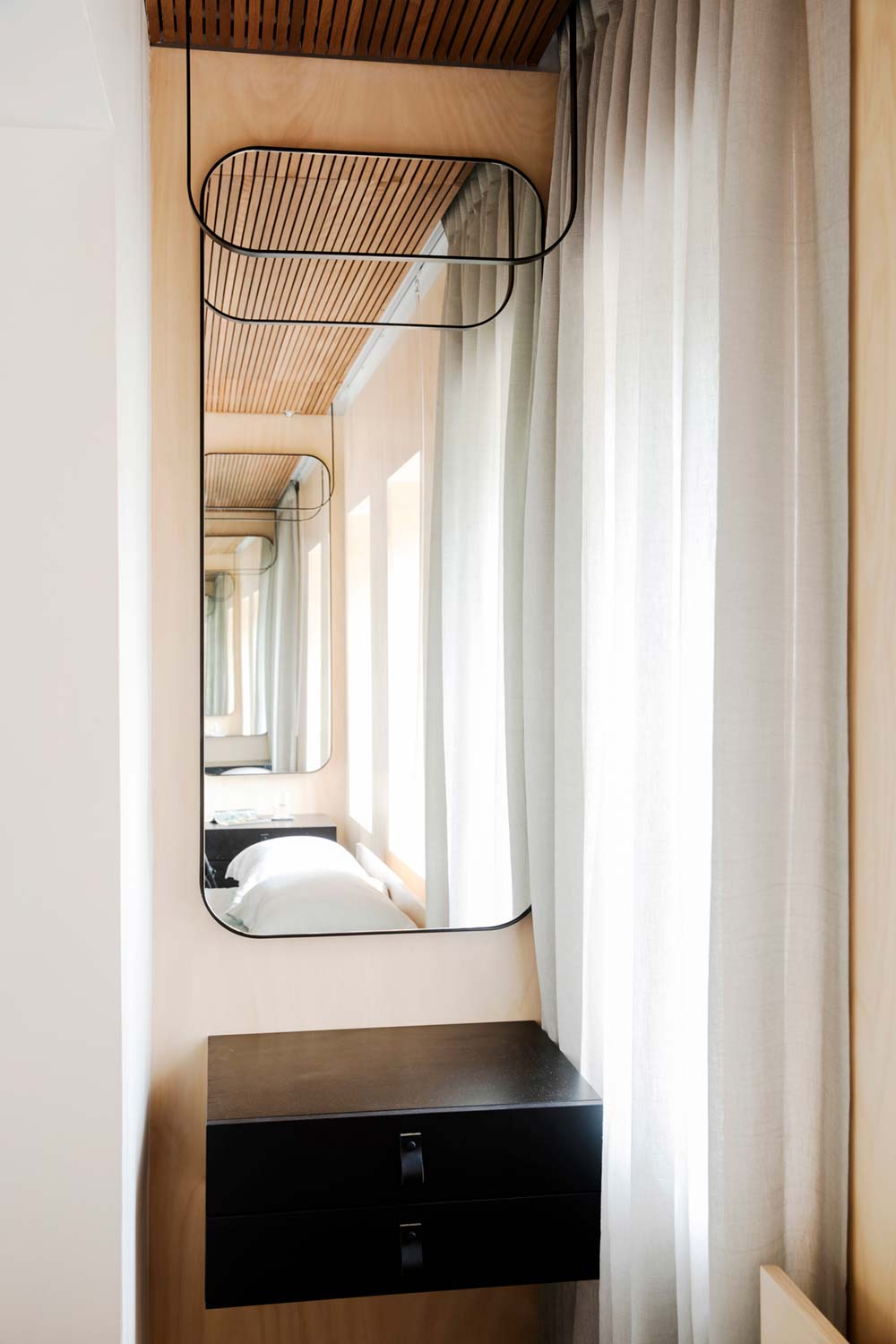 Дизайн интерьера маленькой квартиры в Сиднее - зеркало