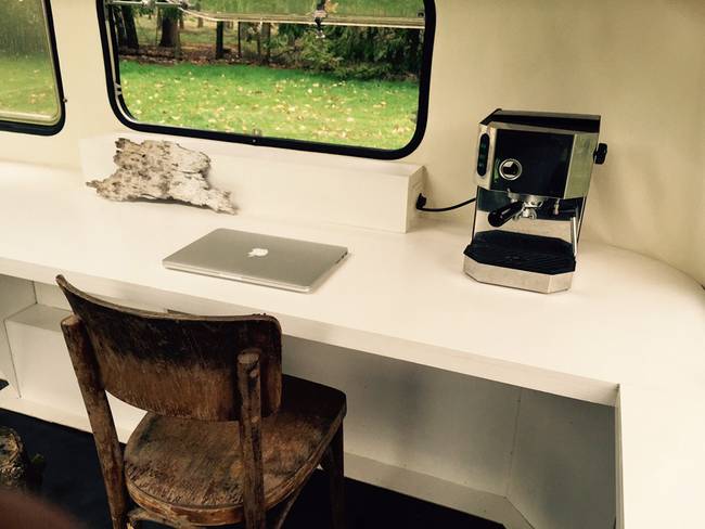 Дом фургон на колёсах. Ноутбук и кофе – мечта любого современного офисного работника