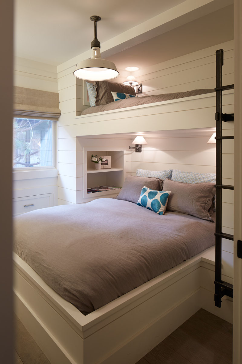 Двухъярусная кровать с лестницей в спальне