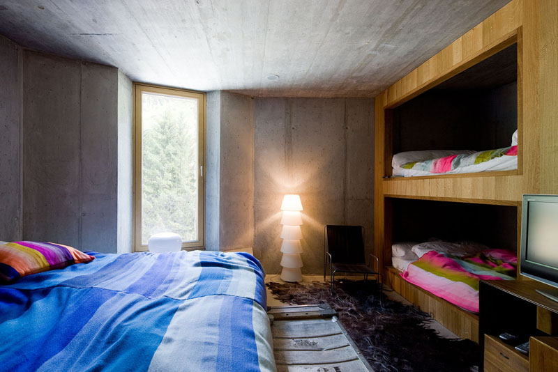Двухъярусная кровать в спальне в эко-стиле