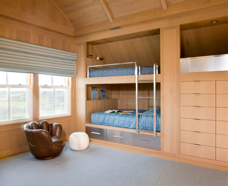 Двухъярусная кровать в спальне с деревянной отделкой