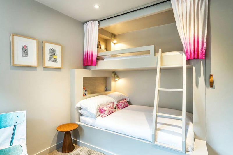 Двухъярусная кровать в бело-розовой спальне