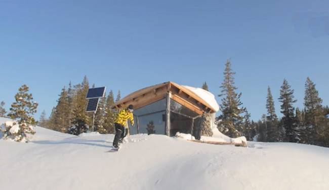 Фото домика в горах. Снег и солнце