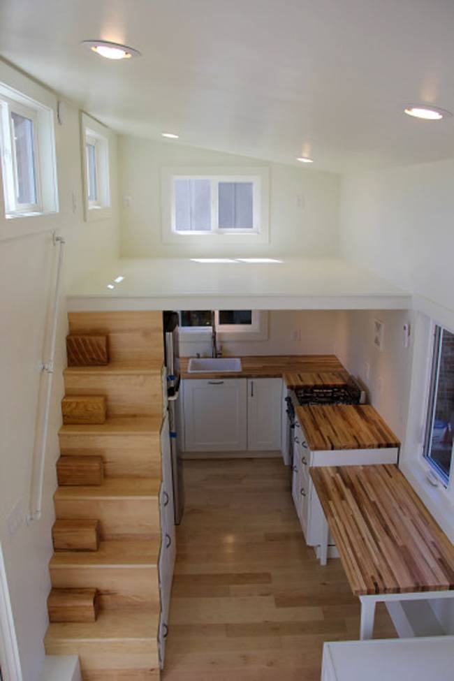 Интересный вариант дизайна маленького дома с большой кухней
