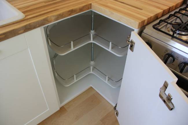 Угловой шкаф на маленькой кухне