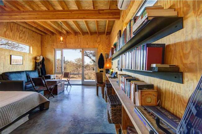 Маленький недорогой деревянный дом в США: книжные полки