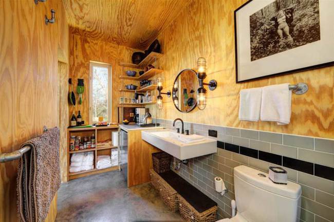 Маленький недорогой деревянный дом в США: туалет и кухня