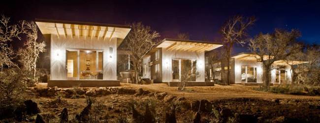 Маленький недорогой деревянный дом в США: ночью