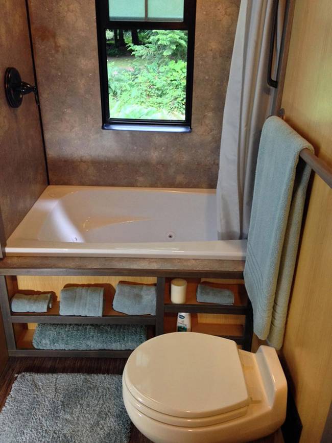 Ванная комната в маленьком японском доме