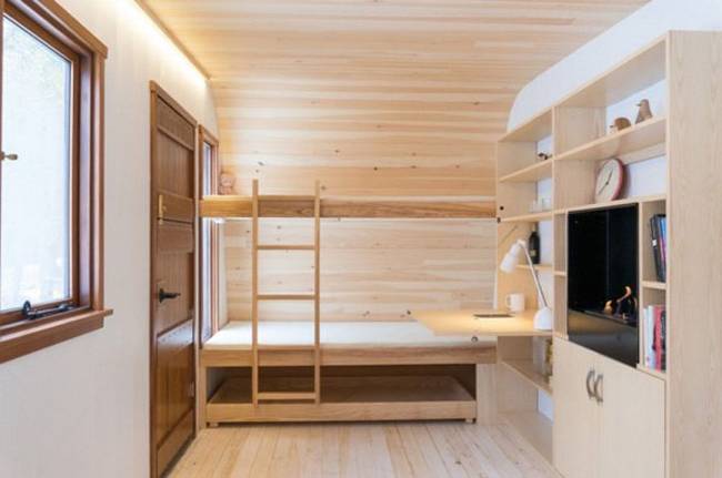 Удобный мини-домик: фото из Онтарио. Светлая отделка, деревянная мебель и продуманный декор делают дом уютным - фото 1 