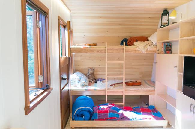 Удобный мини-домик: фото из Онтарио. Светлая отделка, деревянная мебель и продуманный декор делают дом уютным - фото 2 