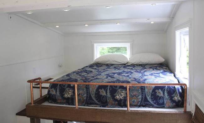 Спальня под потолком в небольшом доме на колёсах