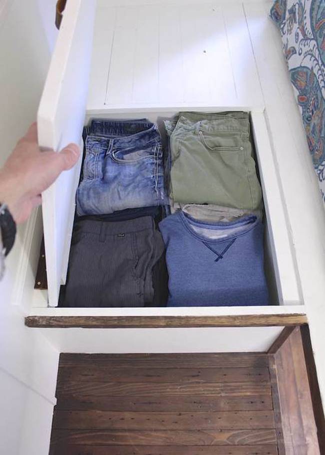 Система хранения одежды в небольшом доме на колёсах