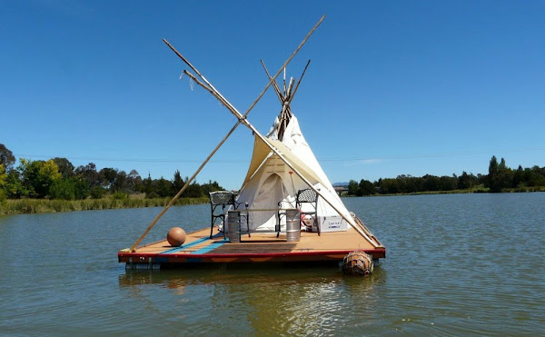 Необычный маленький дом на воде