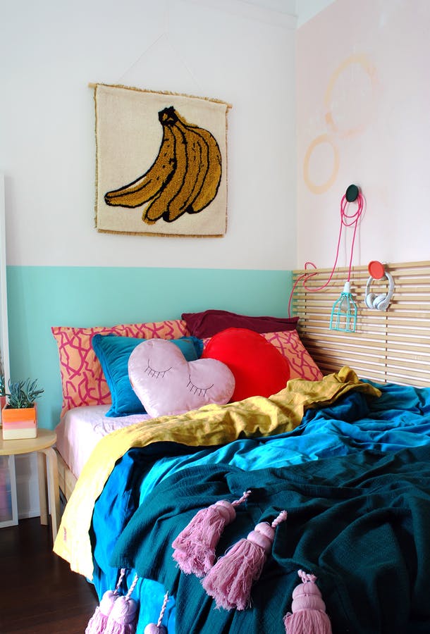 Кровать с подушками в маленькой спальне для девочки