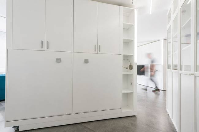 Интерьер квартиры со стенами-трансформерами выполнен в стиле минимализм - фото 2