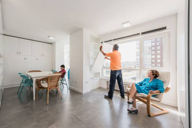 Интерьер квартиры со стенами-трансформерами выполнен в стиле минимализм - фото 3