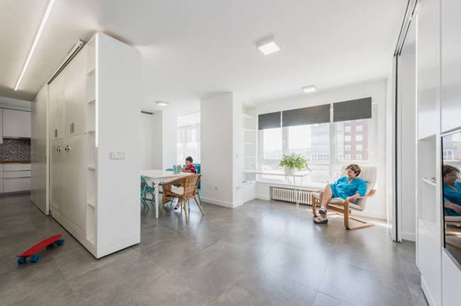 Интерьер квартиры со стенами-трансформерами выполнен в стиле минимализм - фото 4