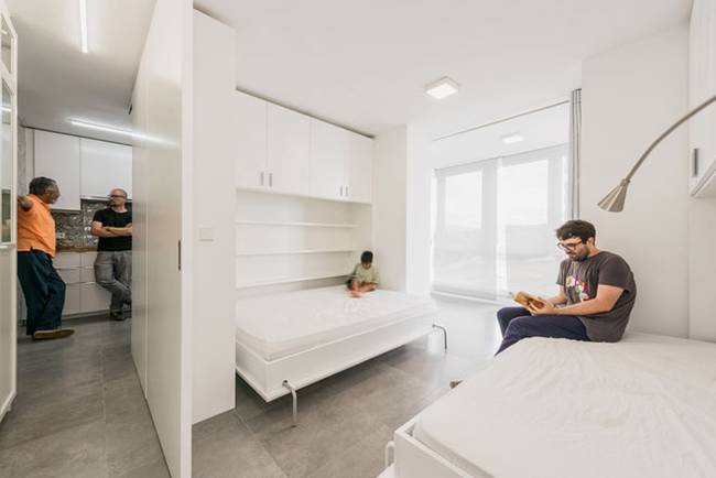 Интерьер квартиры со стенами-трансформерами выполнен в стиле минимализм - фото 5