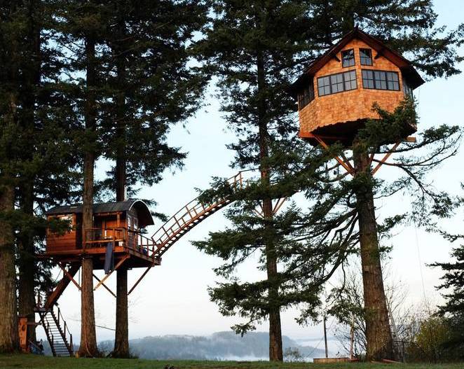 Совершенно потрясающий домик на дереве своими руками