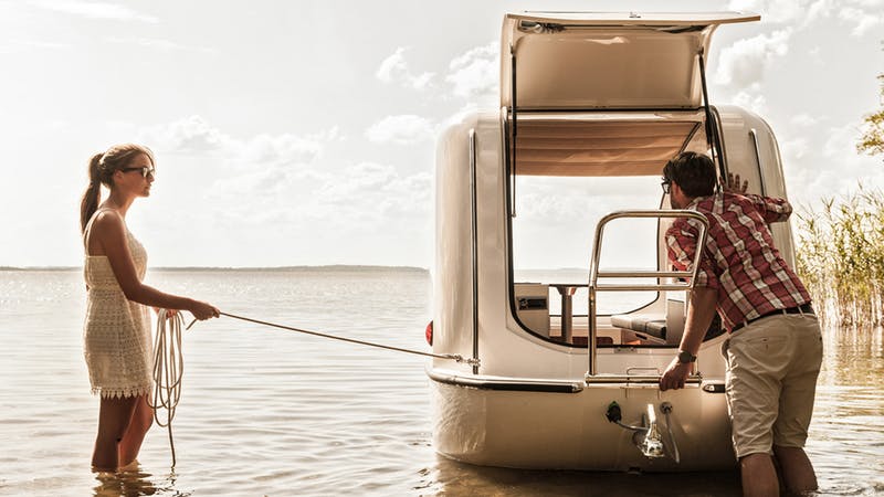 Маленькая лодка на колёсах — мечта путешественника