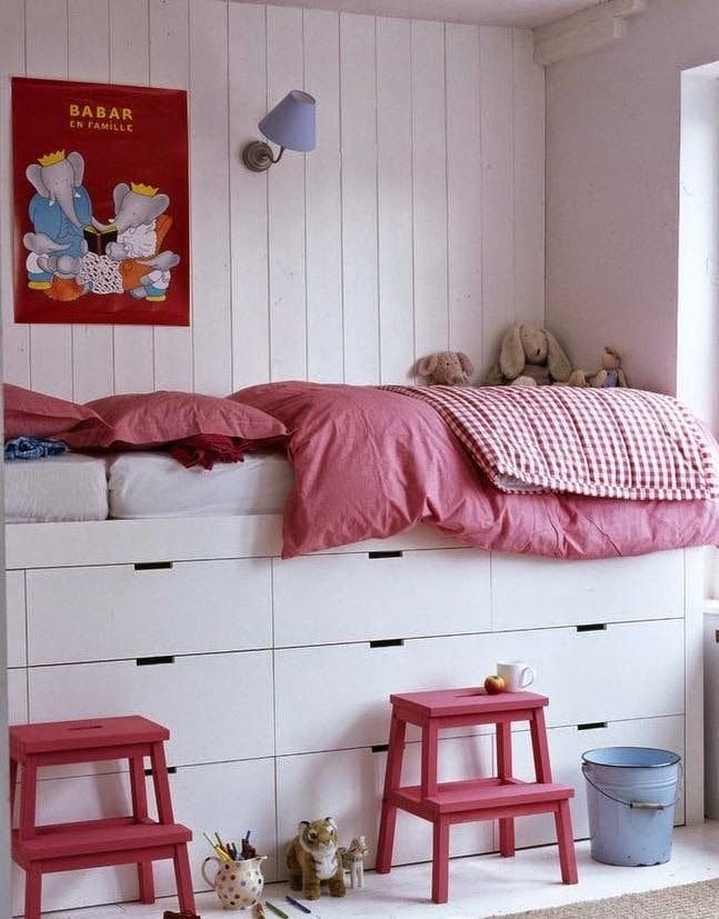 Кровать на подиуме для увеличения пространства в спальне