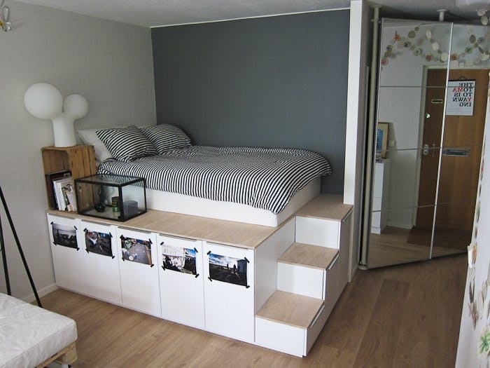 Спальное место на подиуме для увеличения пространства в спальне