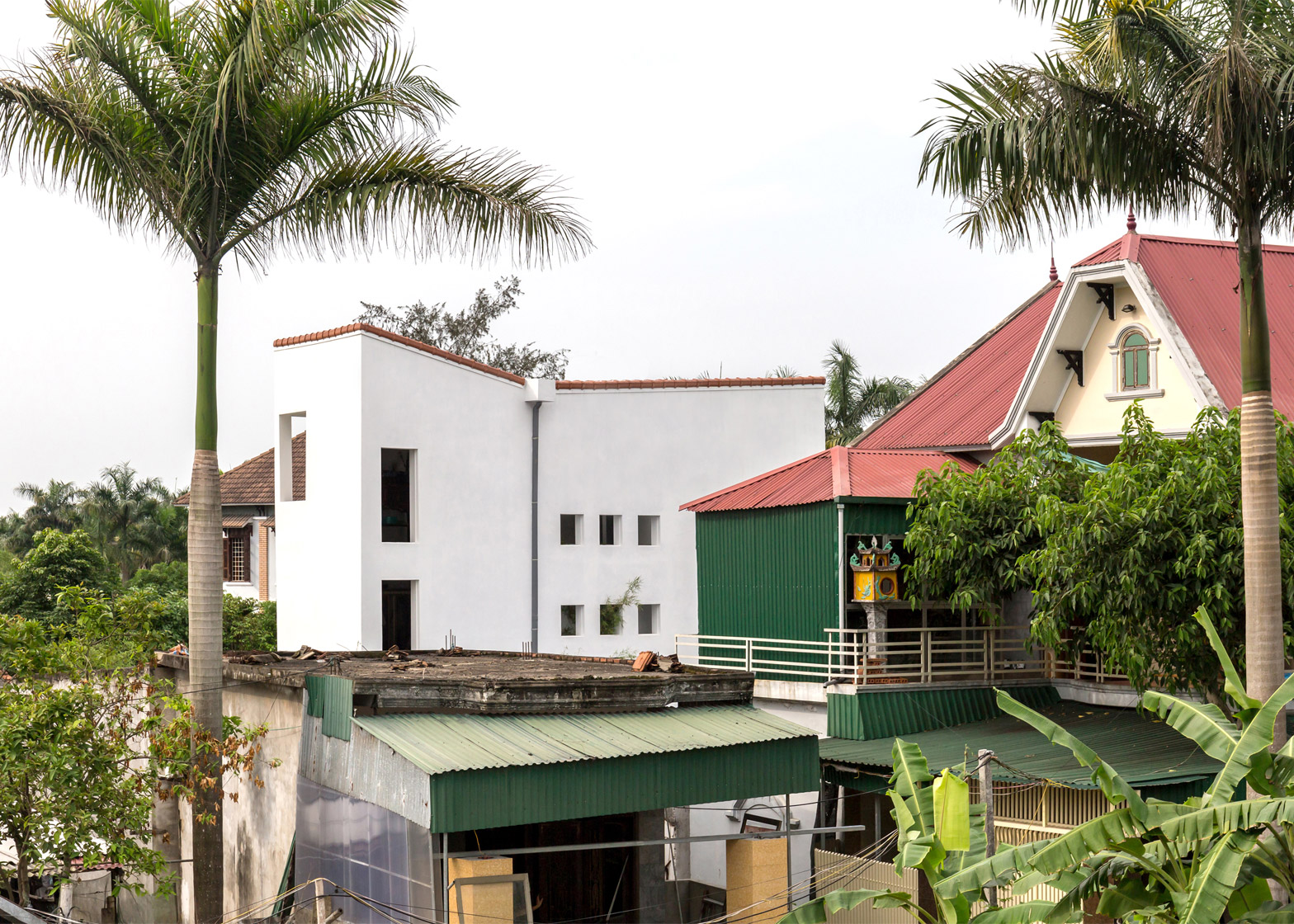 Узкий бетонный дом во Вьетнаме