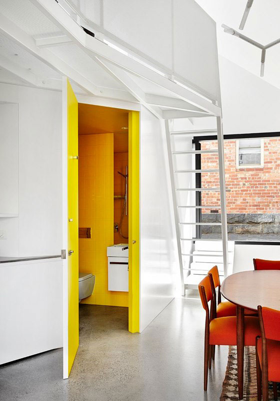 Необычные планировочные решения и яркий интерьер дома от студии Andrew Maynard Architects