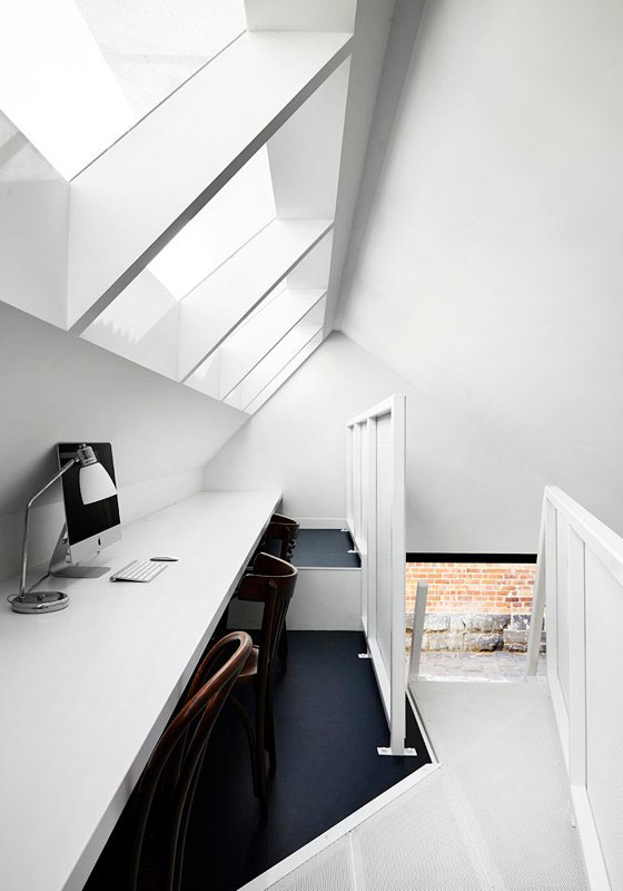 Необычные планировочные решения и яркий интерьер дома от студии Andrew Maynard Architects