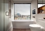 Интерьер маленькой ванной с панорамным окном