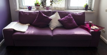 Интерьер гостиной в фиолетовых тонах
