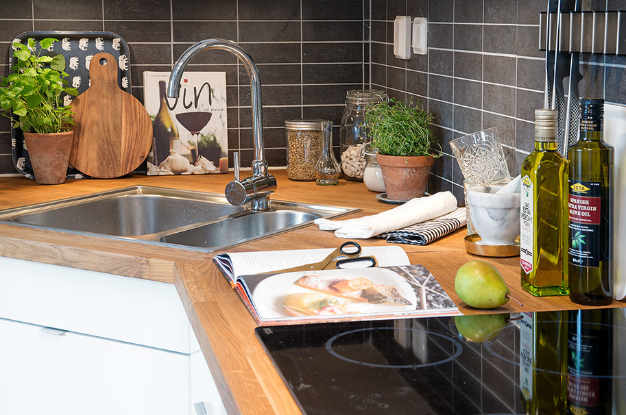 Дизайн кухни уютной мансарды в шведском городе