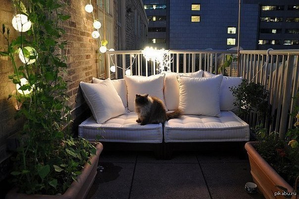 Как разместить диван на маленьком балконе