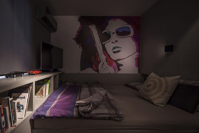 Спальня стильной квартиры для холостяка