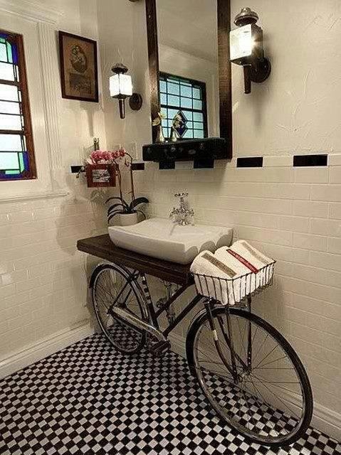 Велосипед в интерьере ванной