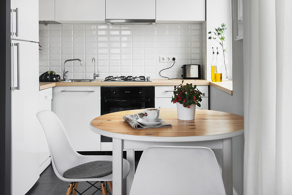 Кухня со столовой в белом цвете
