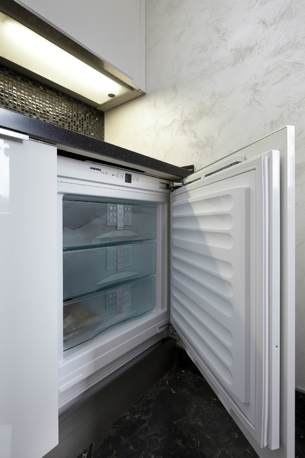 Современный холодильник