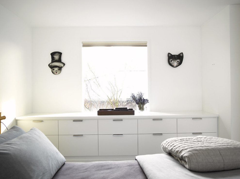 Интерьер уютной маленькой спальни в белом цвете