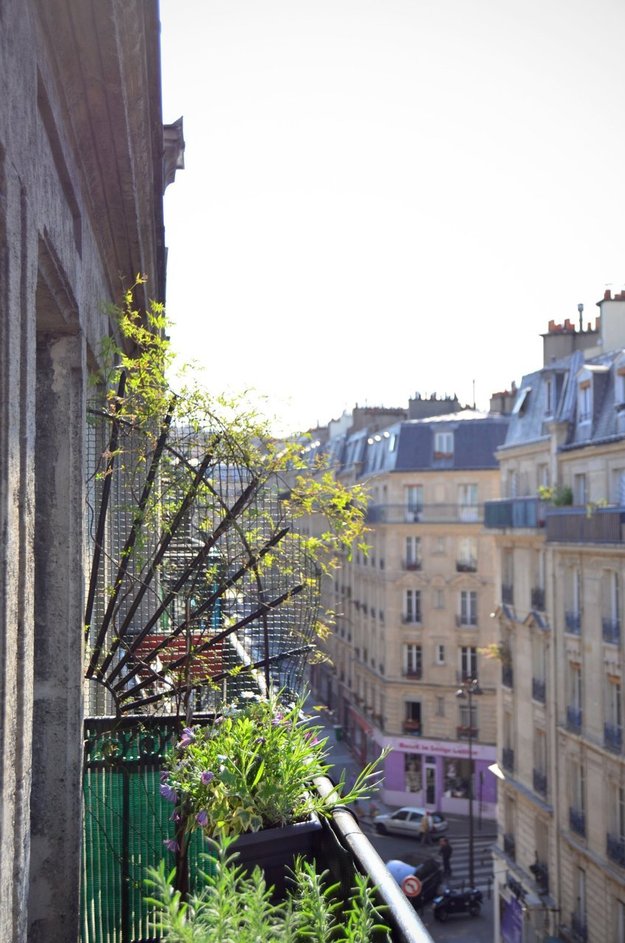 Маленький балкончик с видом на город
