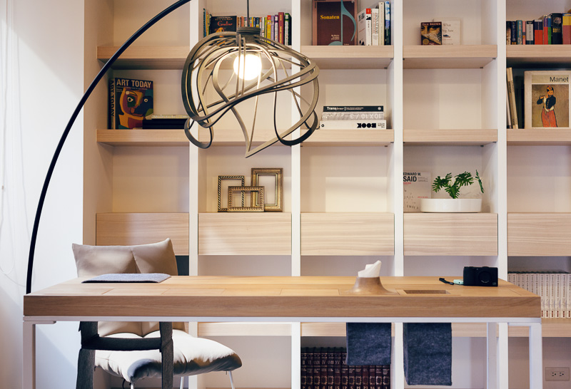 Дизайнерская лампа над рабочим столом
