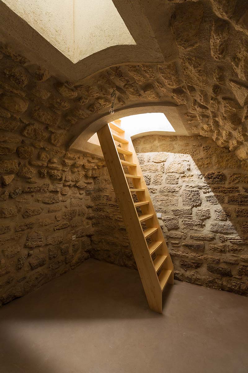 Широкая деревянная лестница в подвал