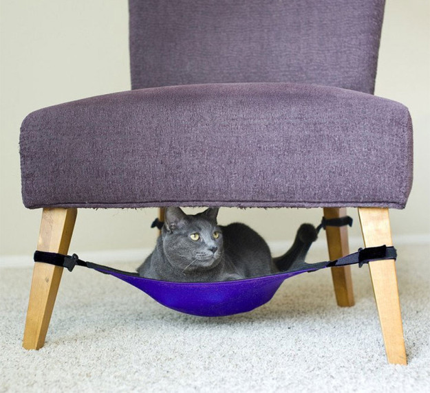 Гамак для кошки под креслом