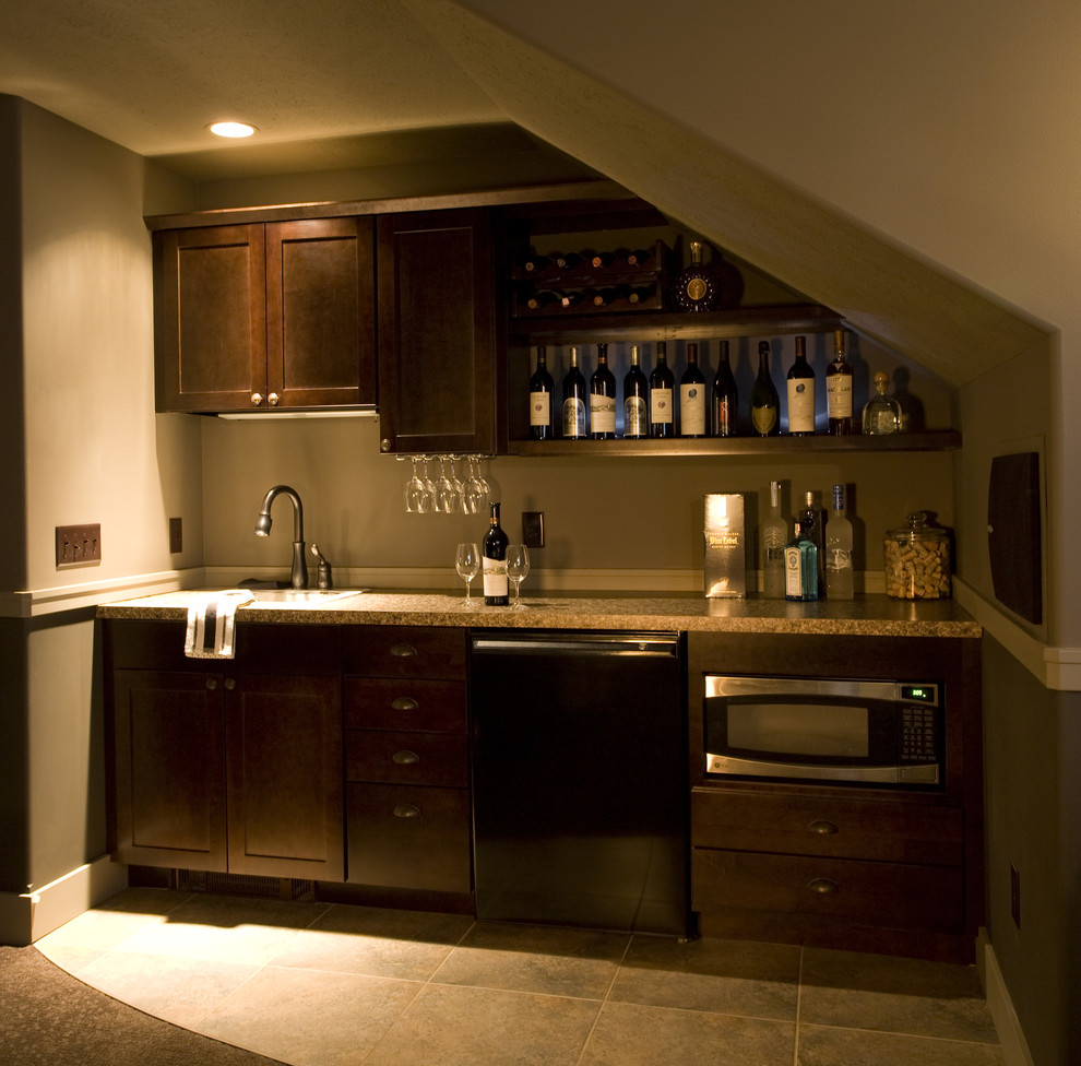Стильный современный интерьер мини-кухни в тёмном цвете