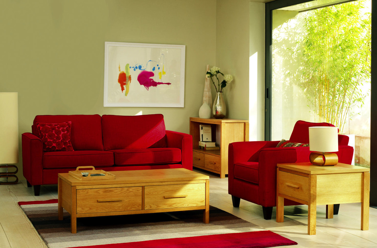Красная мебель в светлой гостиной
