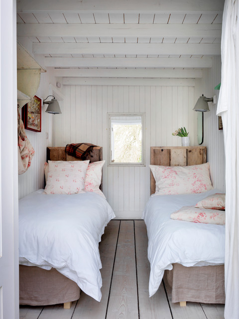 Две кровати в маленькой спальне