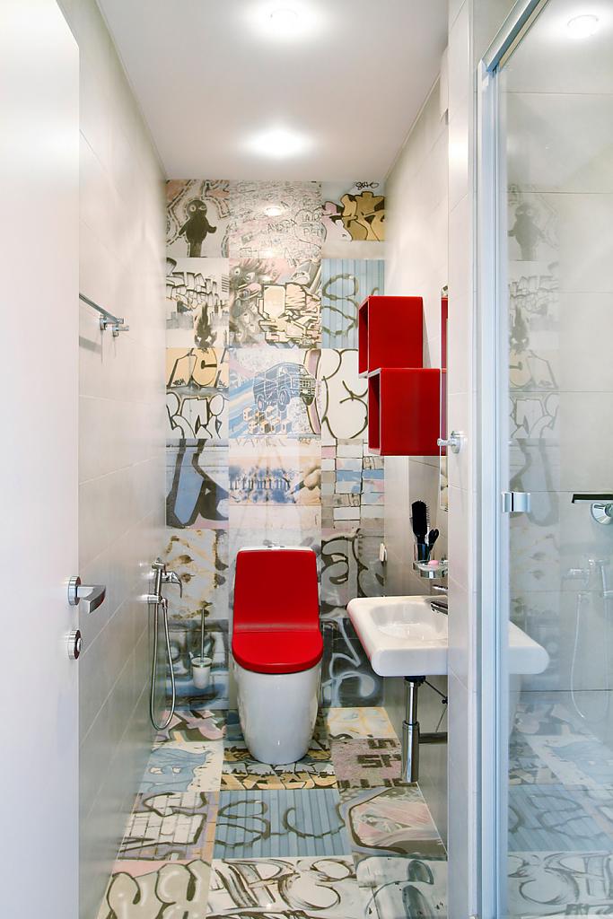 Унитаз с ярко-красной крышкой в экстравагантно оформленном туалете