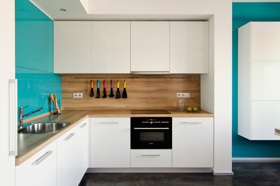 Разноцветные кухонные аксессуары в стильной кухне